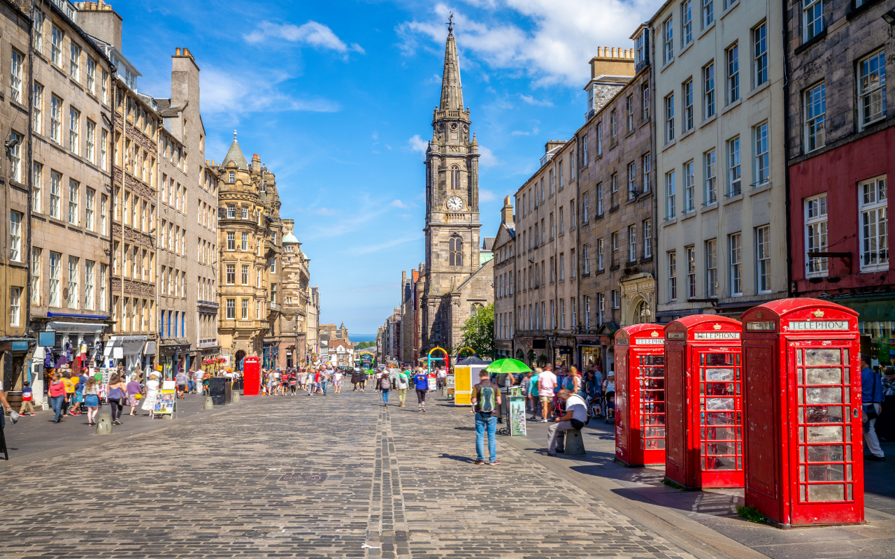 Royal Mile, una de las avenidas más turísticas de Edimburgo.