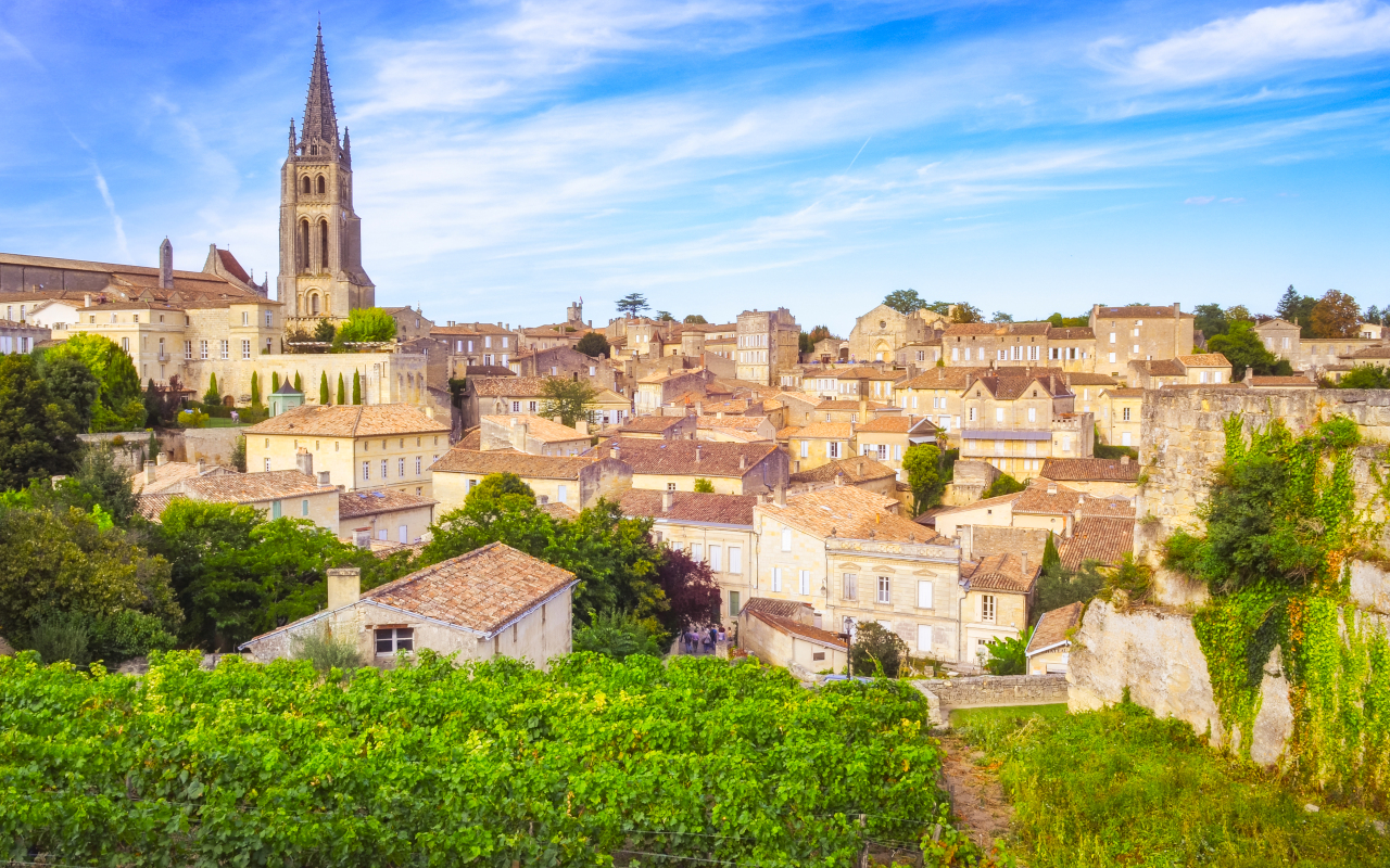 Vista general de Saint-Emilion, un paisaje medieval que enamora a primera vista.