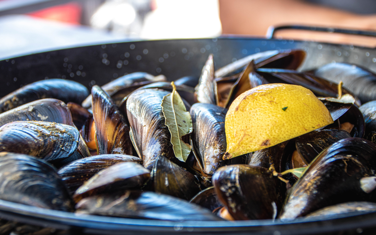 Mejillones al vapor en la ría de O Grove