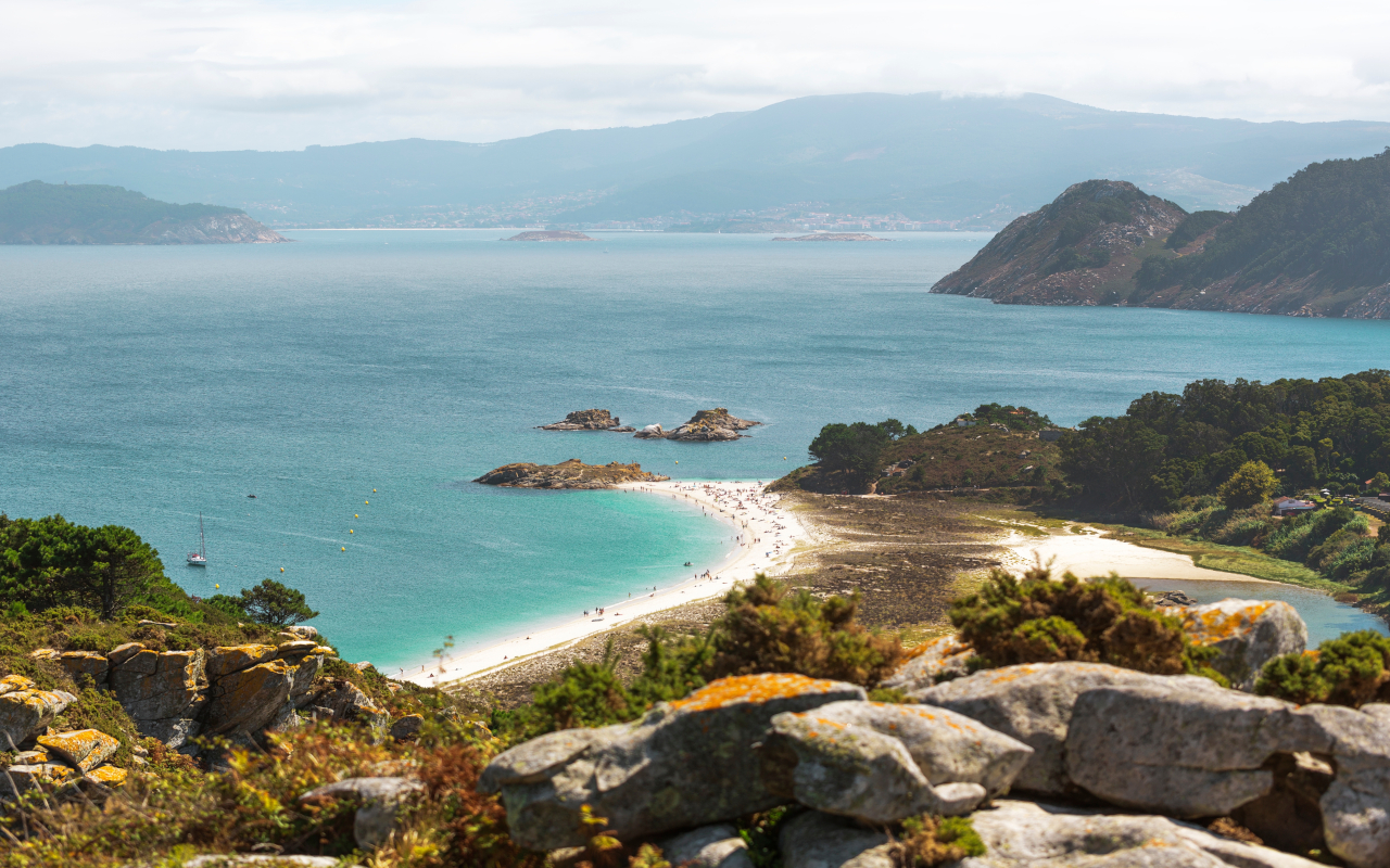 Imagen de las Islas Cíes y la playa de Rodas