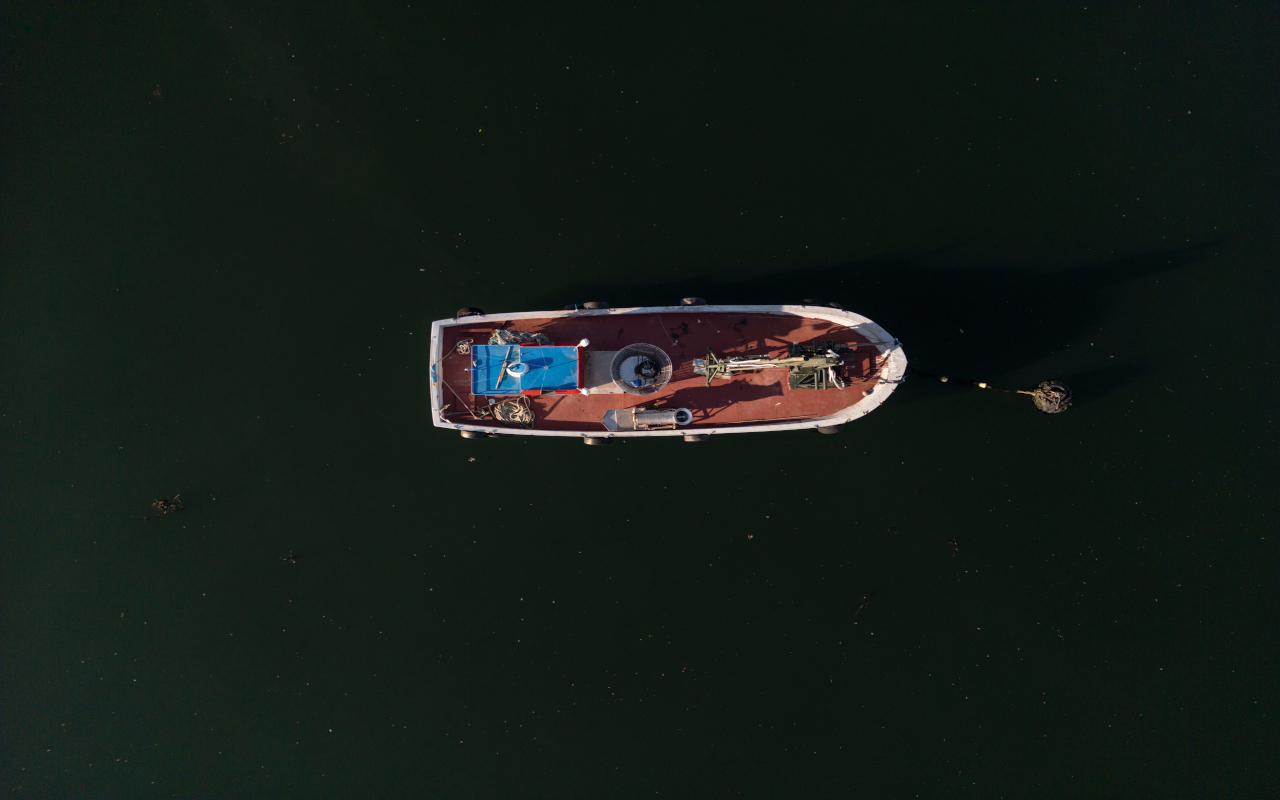 Barco pesquero desde el aire en la ría de Arousa