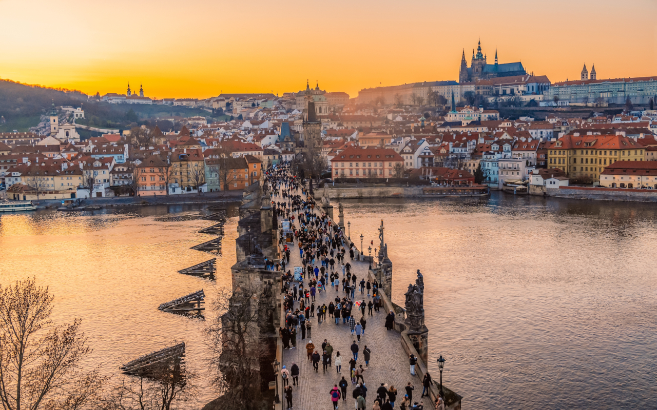 Puente de Praga con vista de la ciudad
