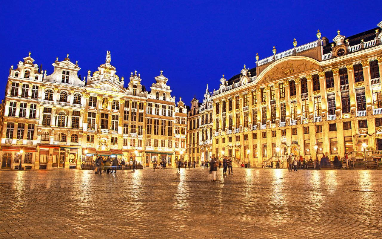 Gran place de noche en Bruselas