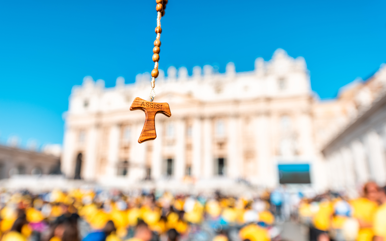 Un símbolo de fe, representando la devoción y el espíritu de la audiencia papal.