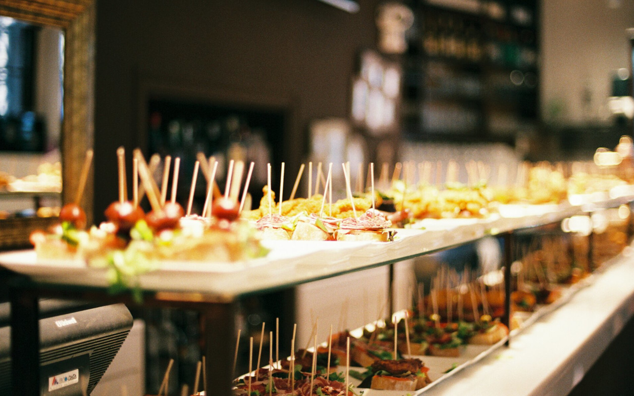 Pintxos variados: una explosión de sabores en cada bocado.