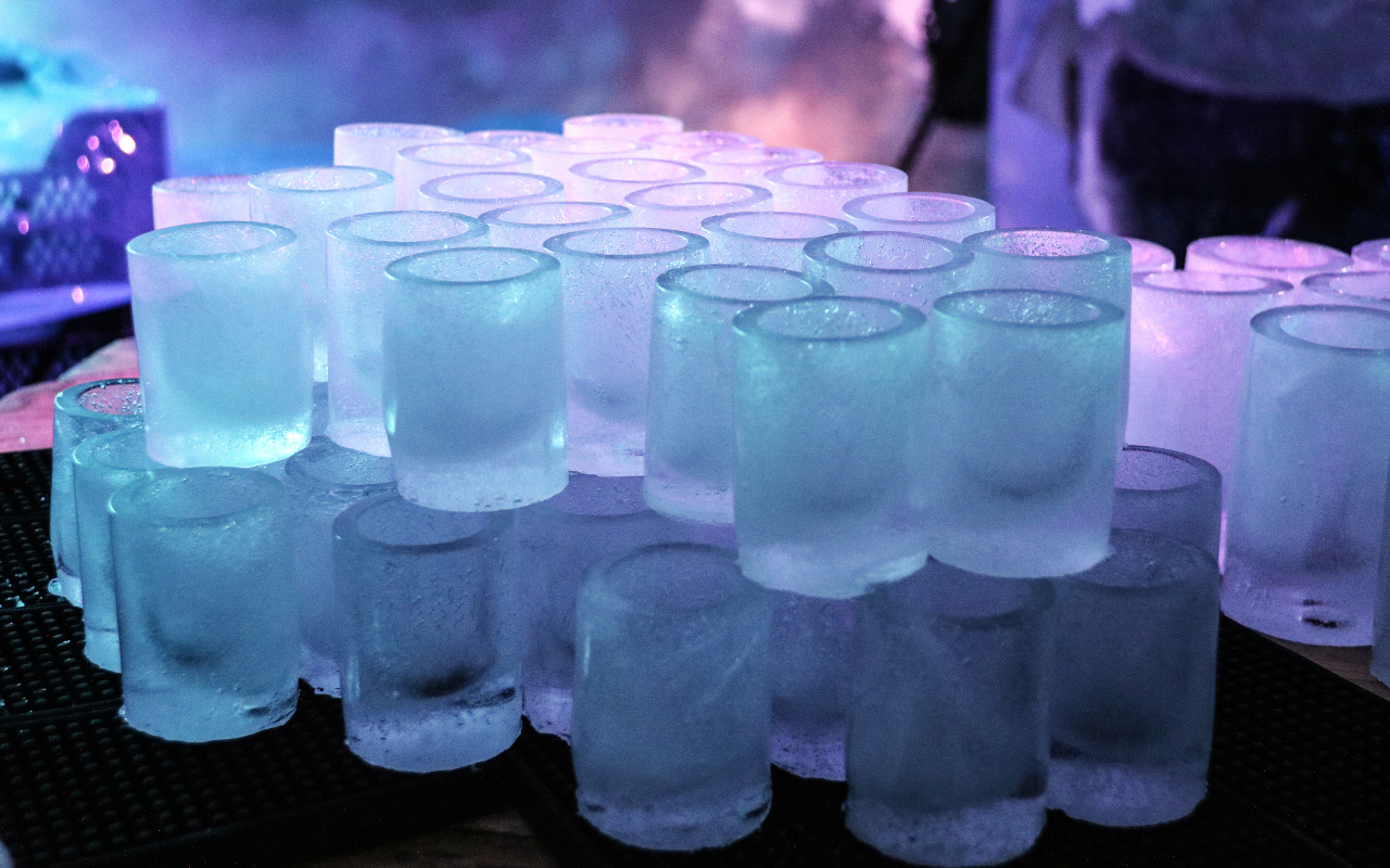 Vasos de chupito hechos con hielo en Icebar Amsterdam