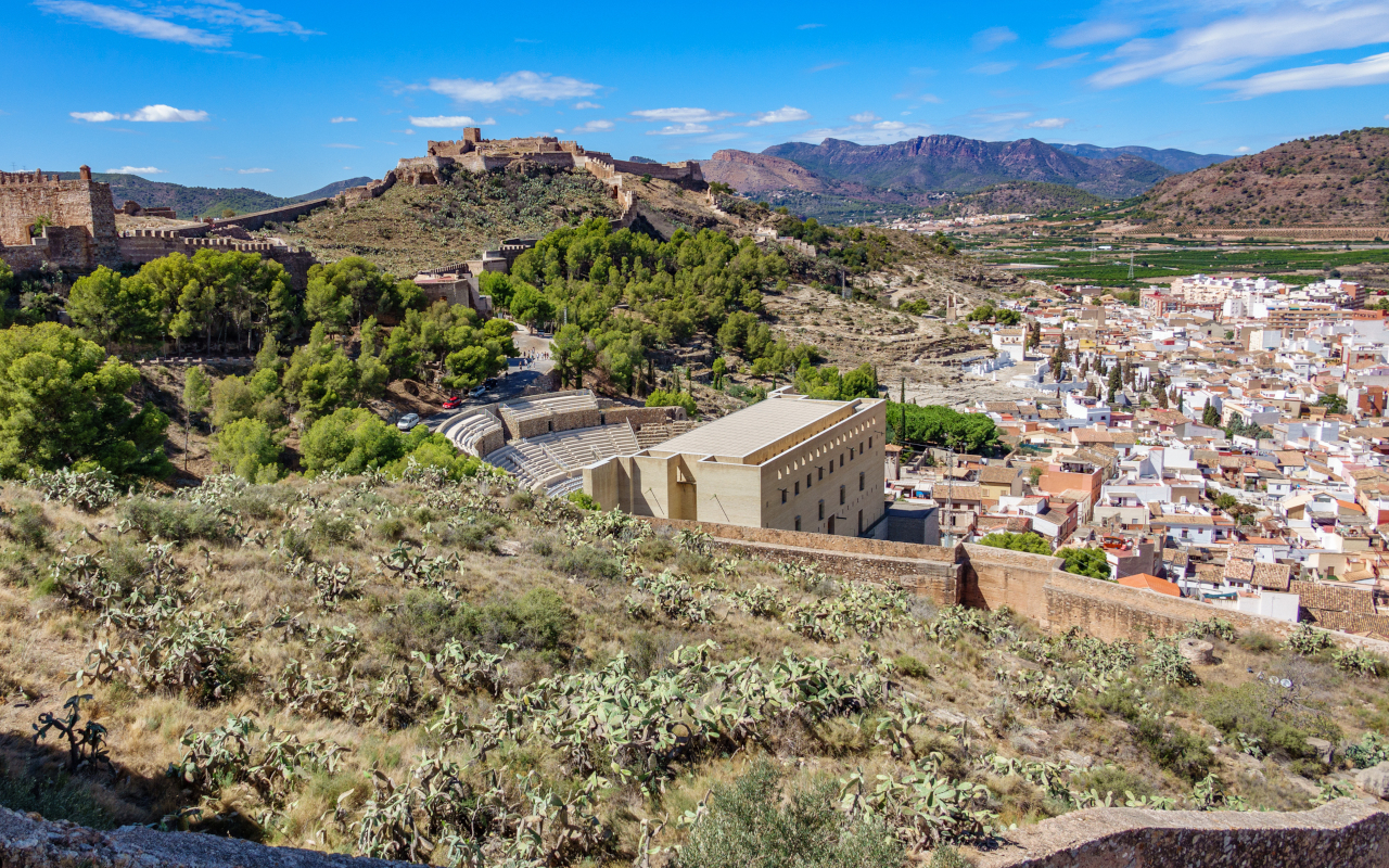Vista aérea de Sagunto con el castillo de fondo.