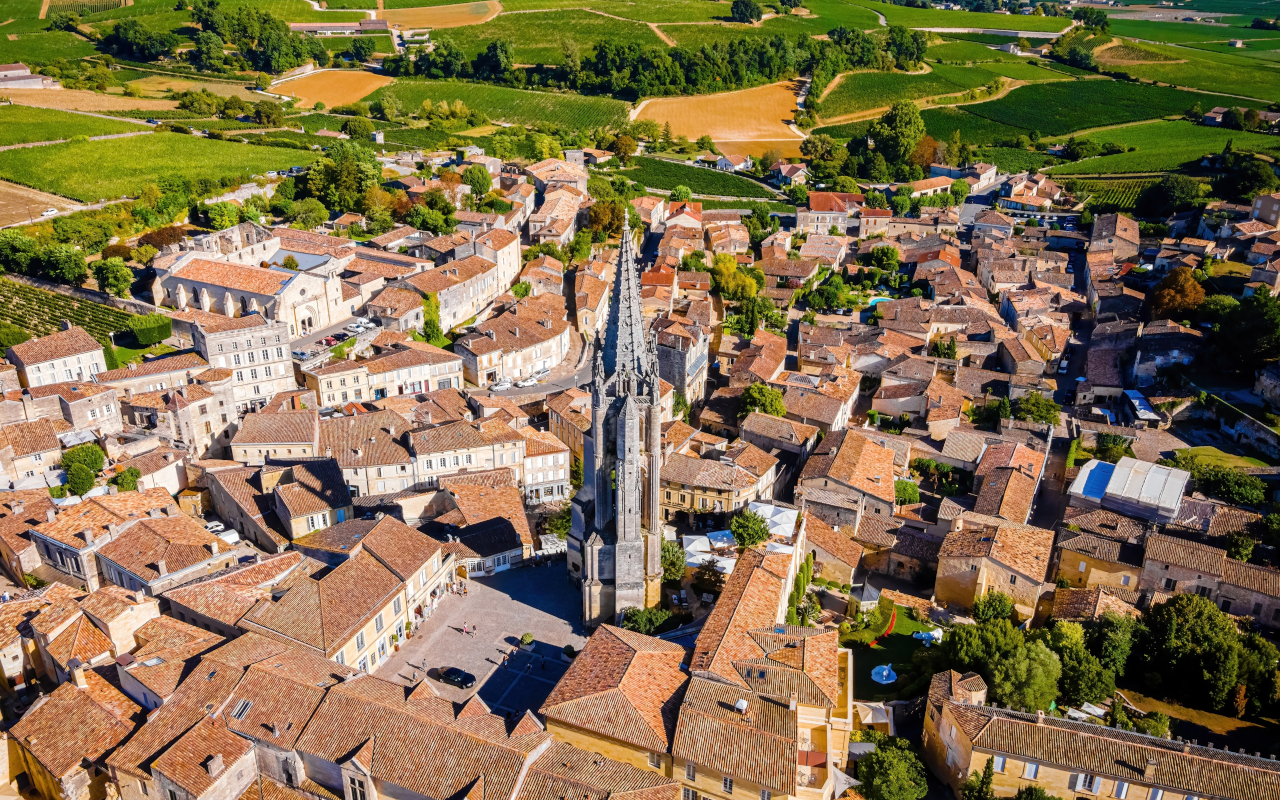 Viñedos, colinas y arquitectura en perfecta armonía en esta vista aérea.