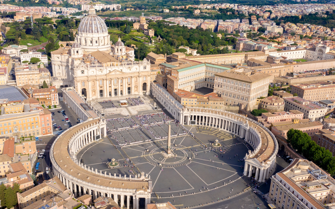 Vista aérea del Vaticano, mostrando la Plaza de San Pedro y la Basílica de San Pedro desde las alturas.