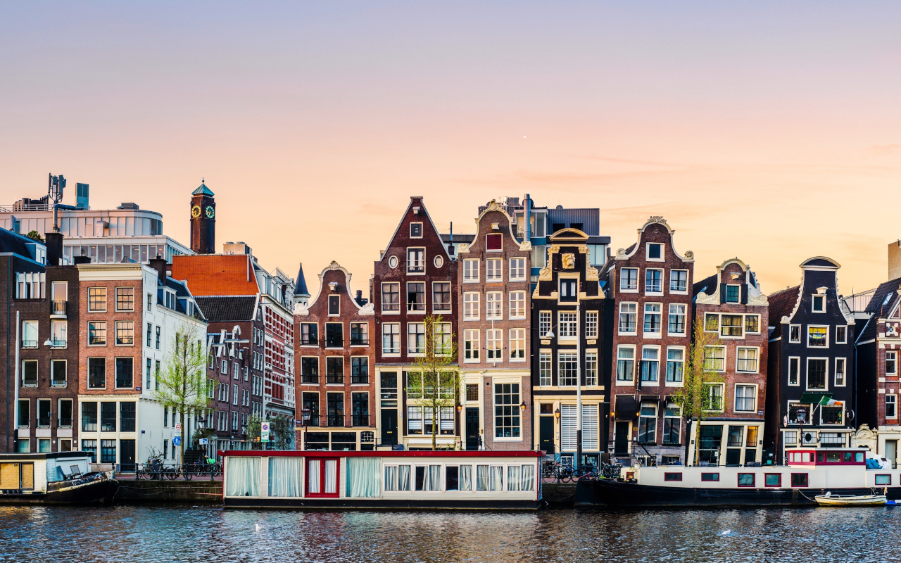 Imagen desde el canal de Ámsterdam de la ciudad