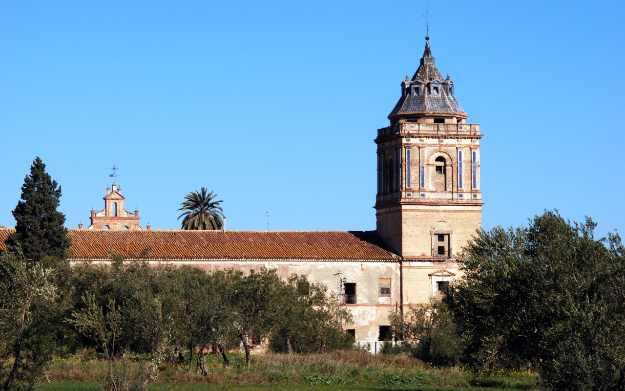 Detalle de la fachada del Monasterio de San Isidoro del Campo, un monumento emblemático que refleja la historia de Andalucía.
