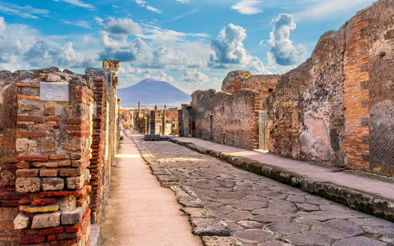 Las ruinas de la Basílica de Pompeya, con su arquitectura romana deteriorada, testimonio del impacto de la erupción del Vesubio.