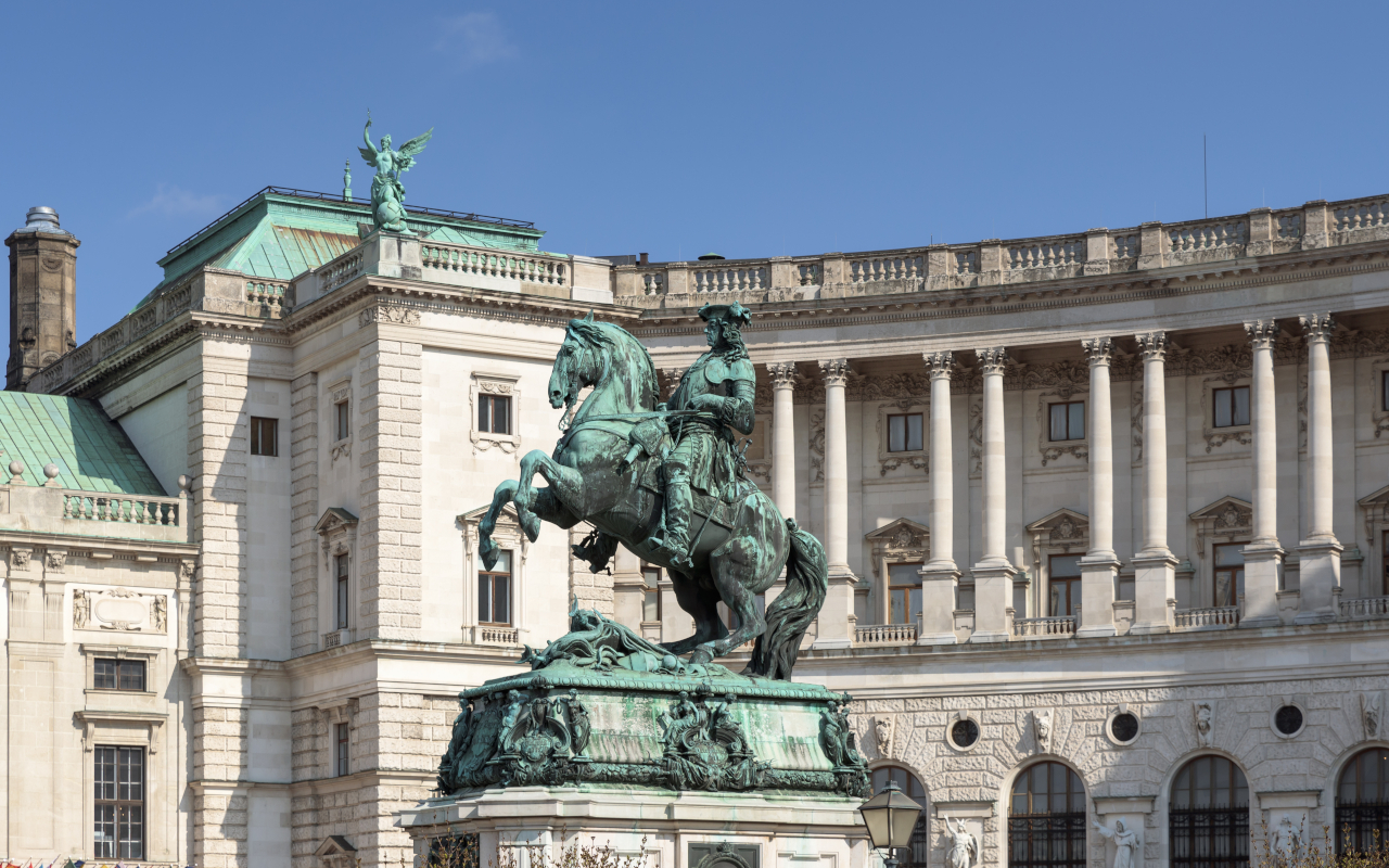 Historia y grandeza imperial en la imponente Heldenplatz.