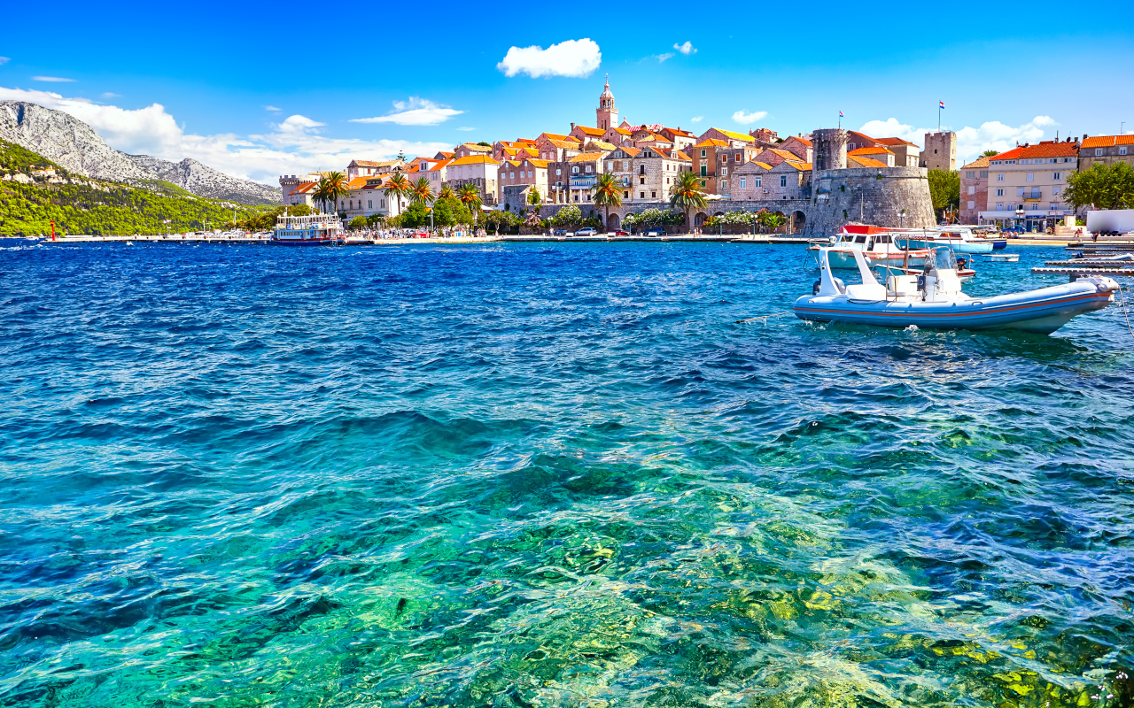 Las aguas cristalinas que rodean Korcula  revelan la belleza intacta del Adriático.