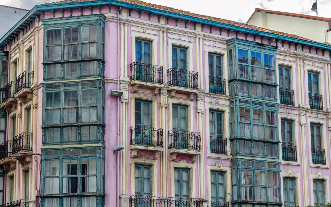 Coloridos edificios que adornan y dan vida a las calles de Torrelavega.