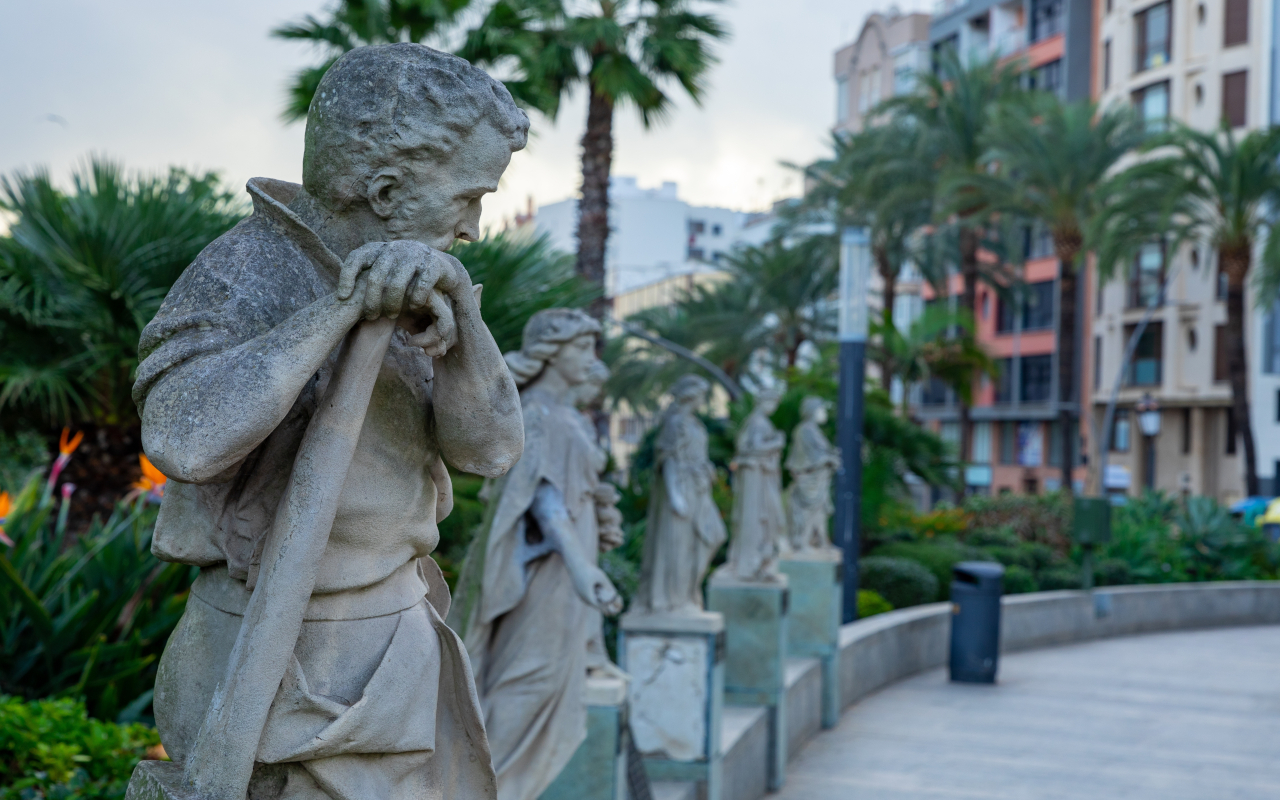 Estatuas monumentales a ambos lados de una de las calles de Ceuta.