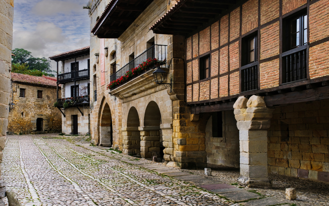 Vista de las casas tradicionales de Santillana del Mar, donde la piedra y la madera se combinan en una armoniosa arquitectura. 