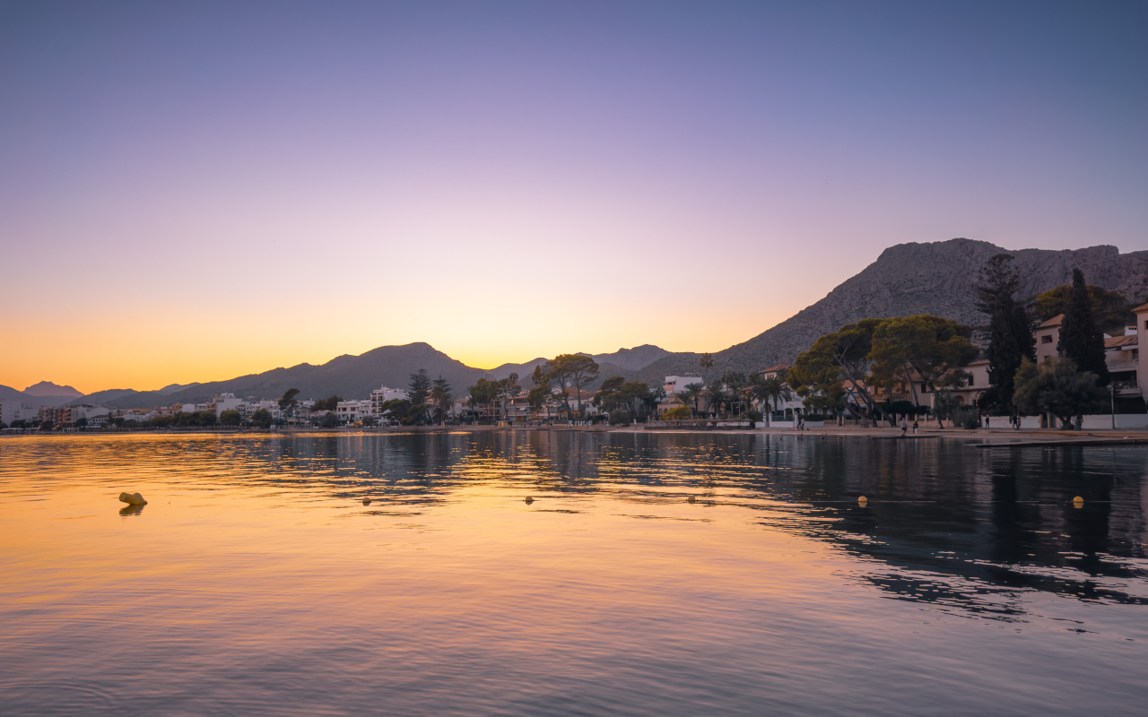 Atardecer en el puerto de Pollança en Mallorca