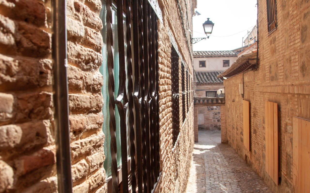 Vista de las estrechas y empedradas calles del barrio de la judería en Toledo.