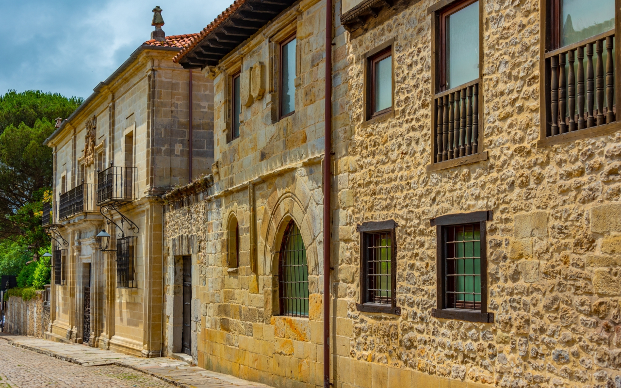 Una de las encantadoras calles empedradas de Santillana del Mar.