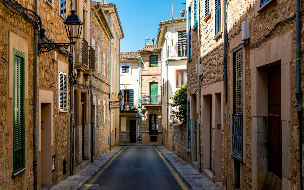Encantadoras callejuelas que invitan a perderse entre piedra y silencio.