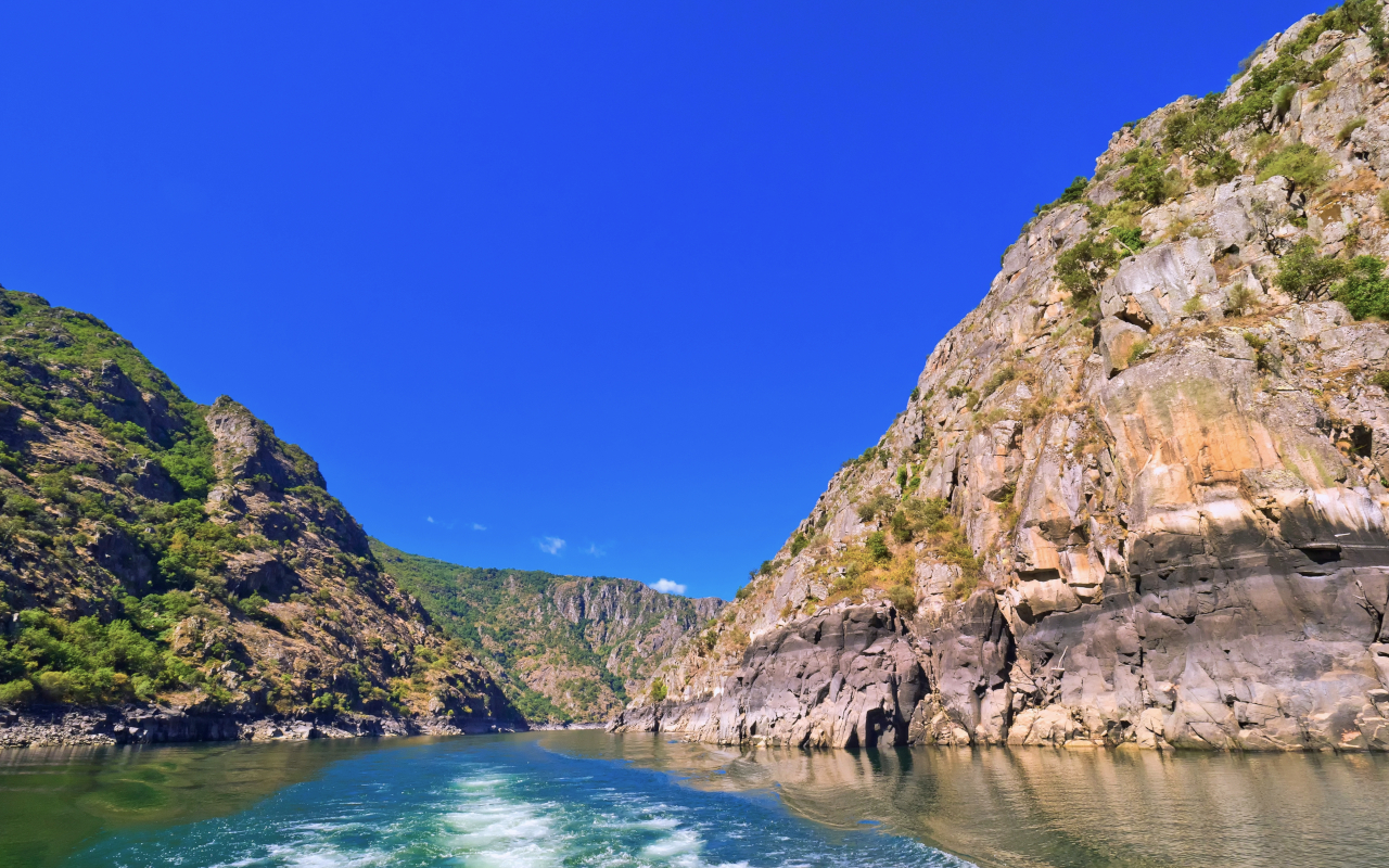 Los cañones del río Sil ofrecen un impresionante paisaje de acantilados y aguas profundas.