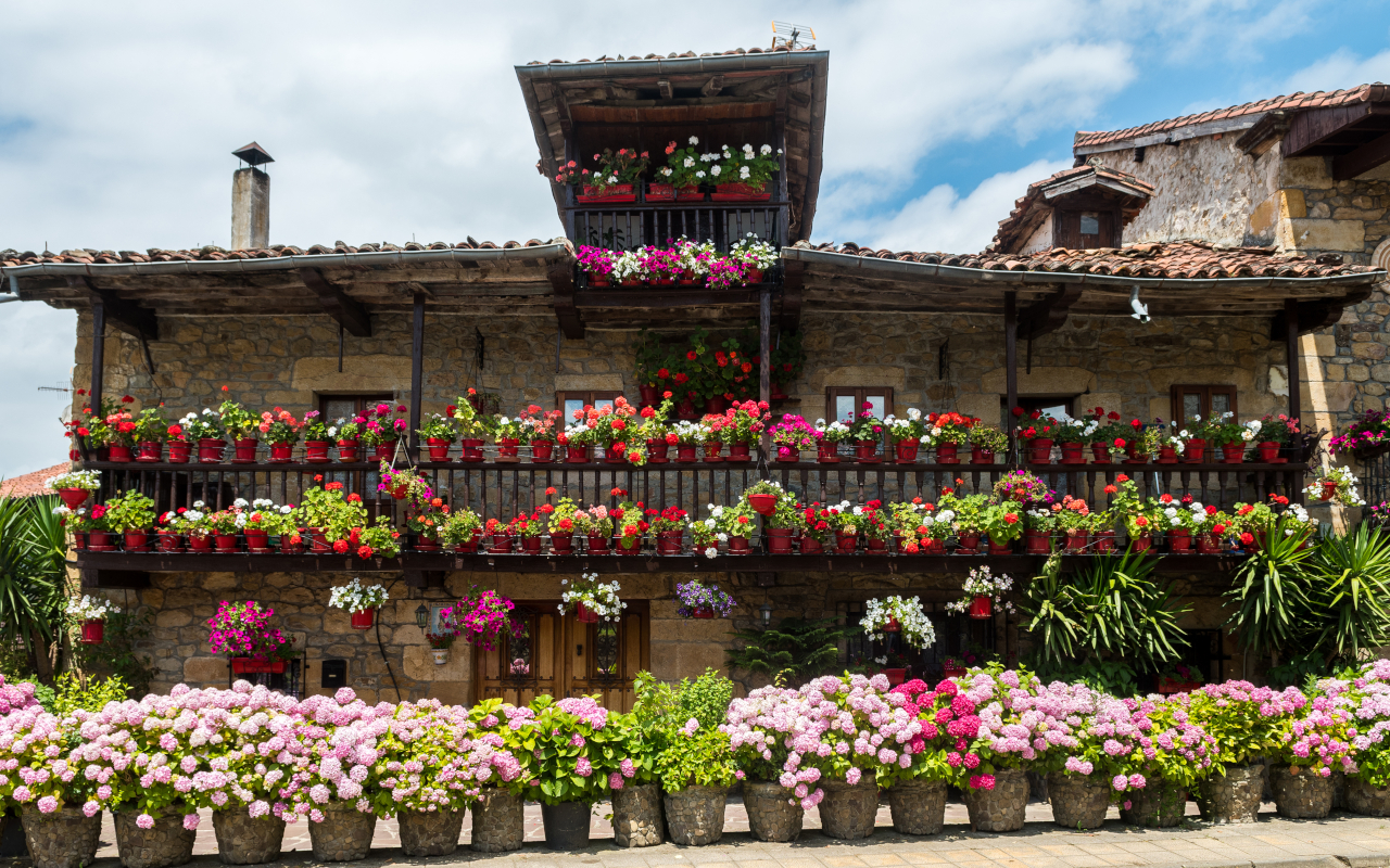 Fachadas cubiertas de flores en el municipio de Líerganes, Cantabria