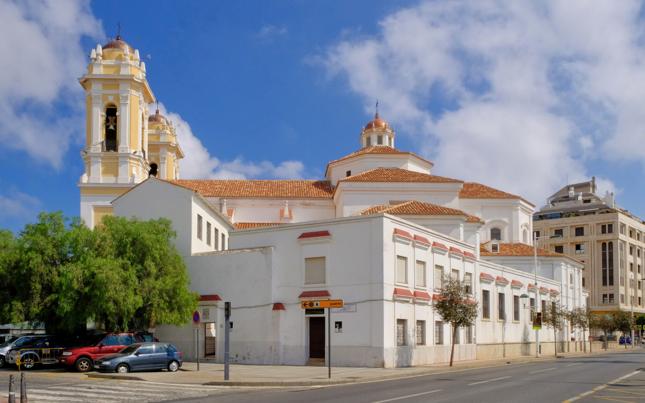 Fachada principal de la Catedral de la Asunción en Ceuta y su estilo neoclásico.