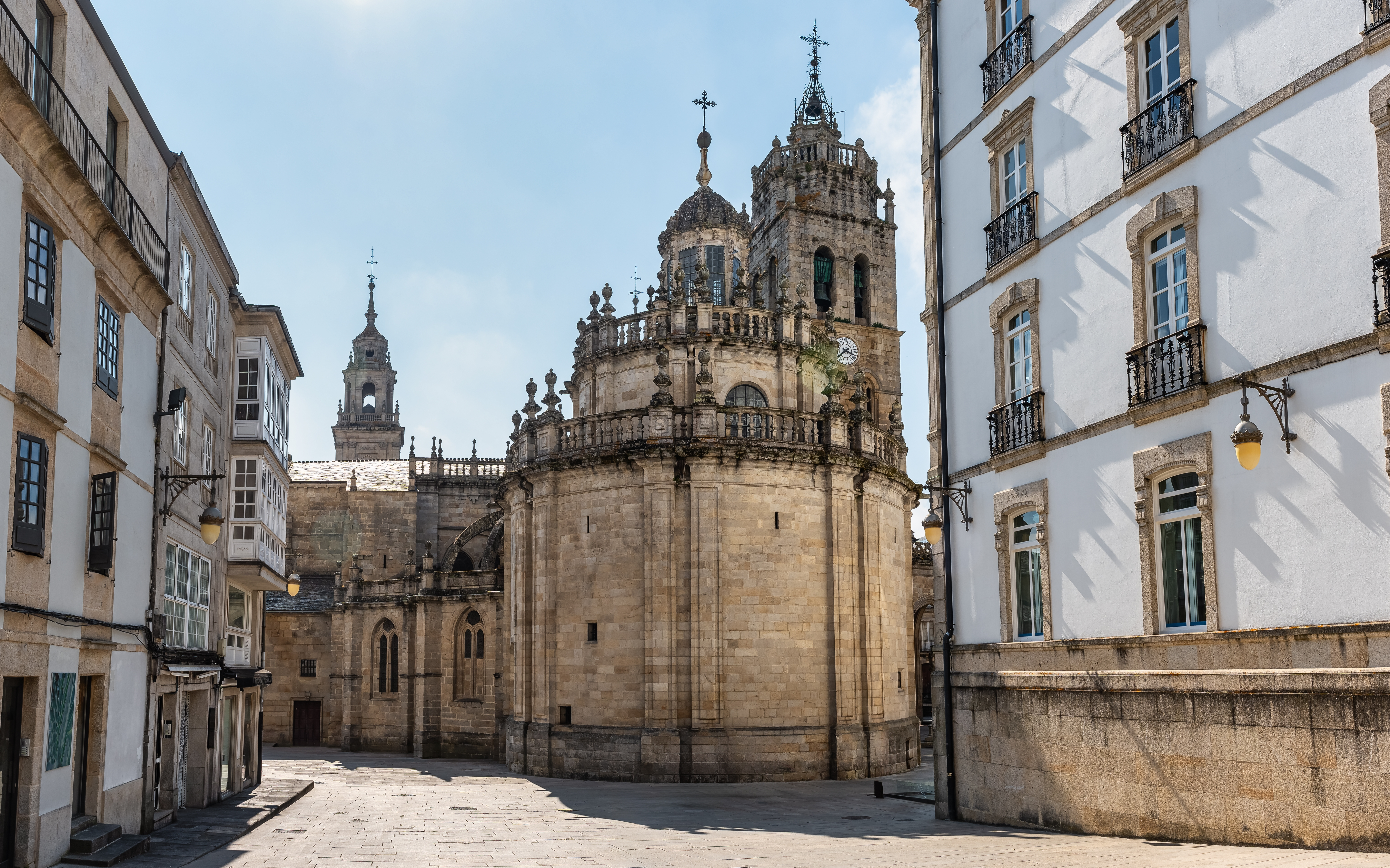 Imponente pero serena, este templo se integra con naturalidad en el paisaje urbano de Lugo.