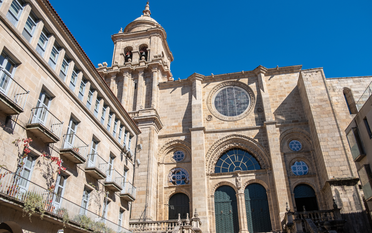 La Catedral de Ourense, con su imponente Pórtico del Paraíso y mezcla de estilos románico y gótico.