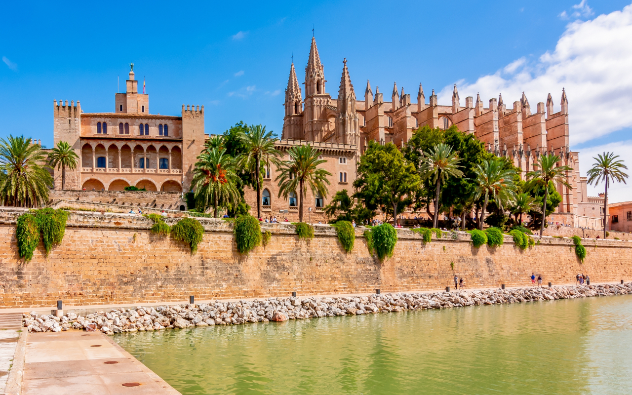 Vista de la catedral de Palma y su impresionante arquitectura gótica.