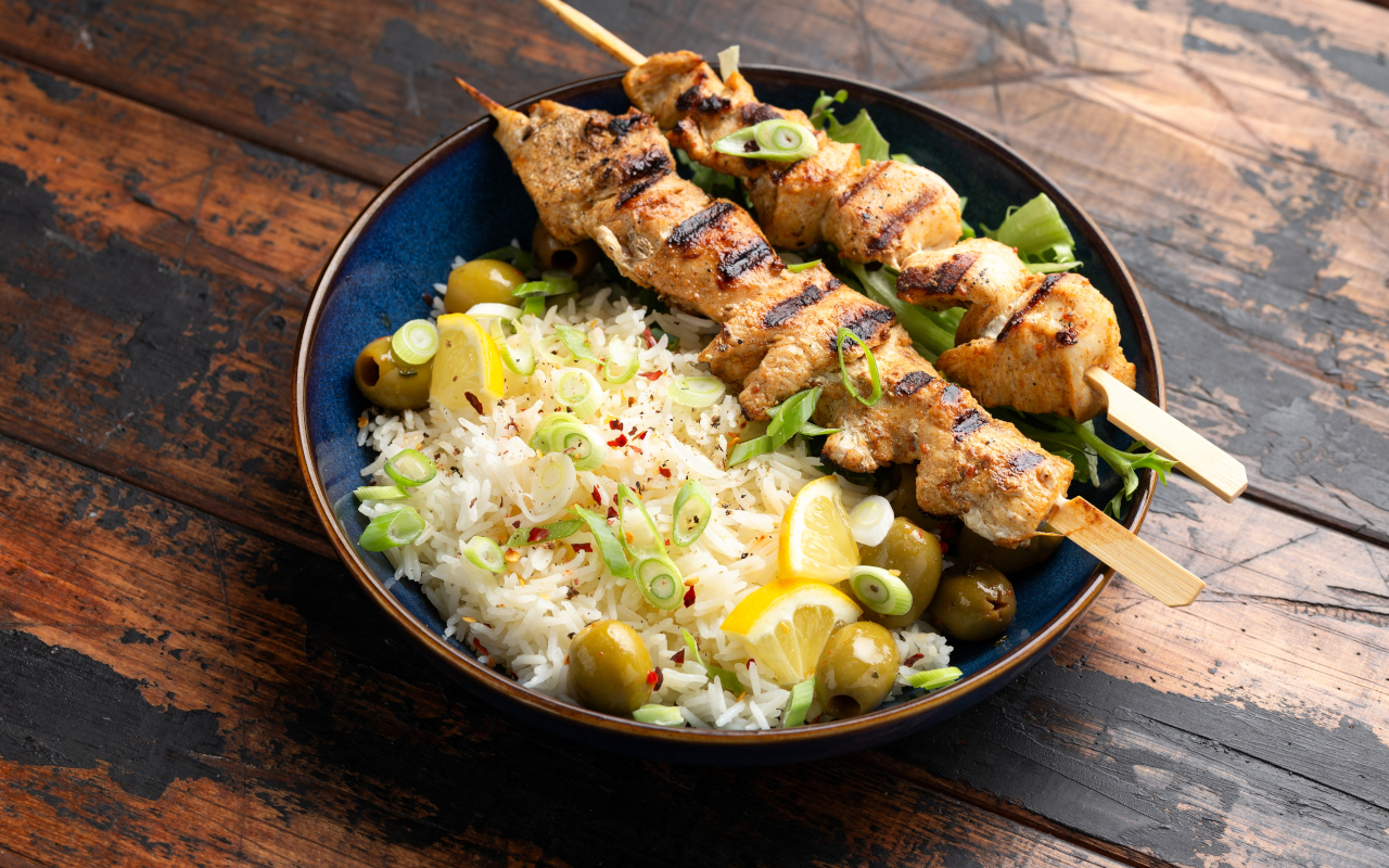 Pollo con Tzatziki, plato típico Griego