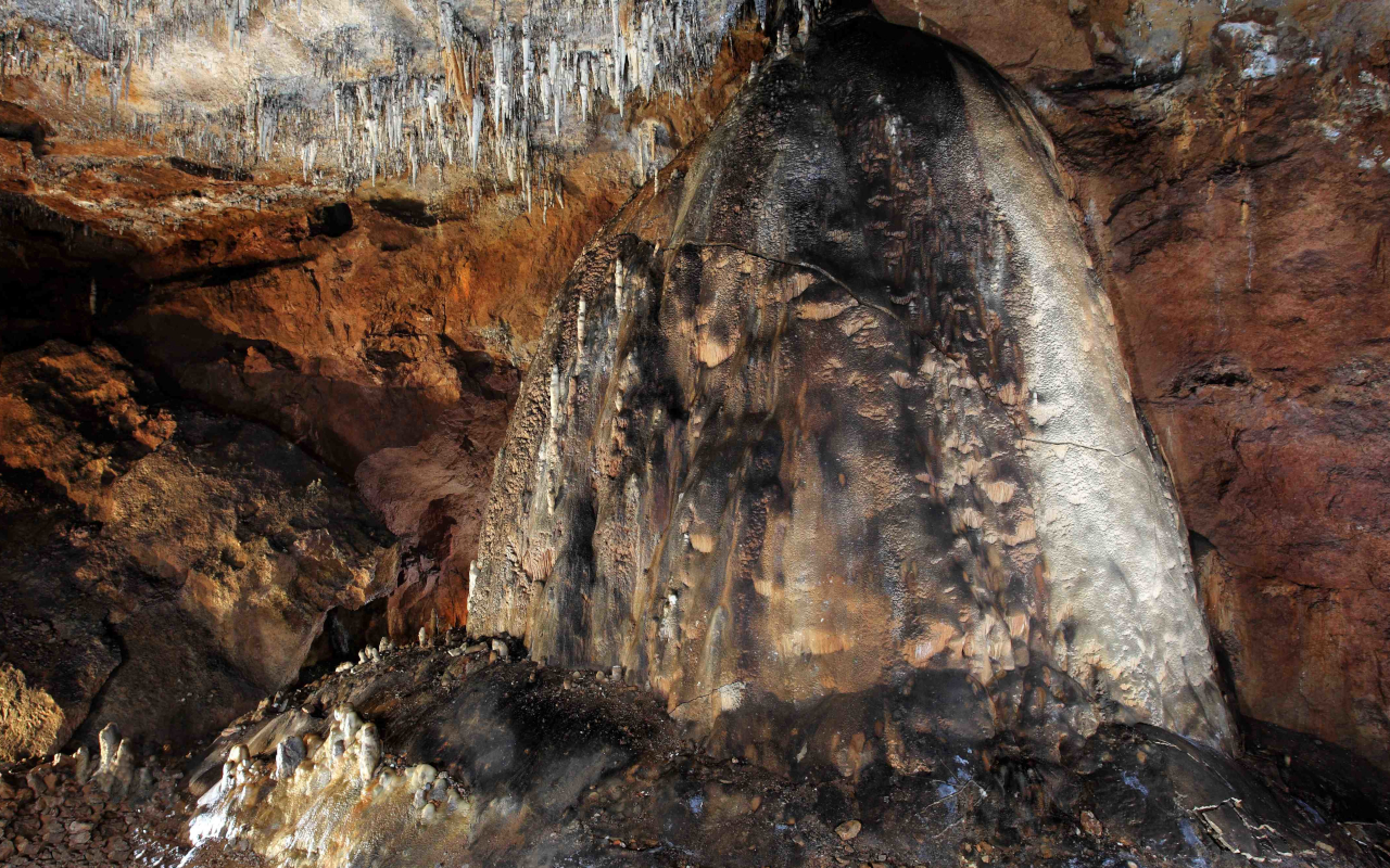 En el interior de la cueva, el tiempo parece detenido. Cada forma, cada relieve, es el resultado de siglos de silencio y minerales en movimiento.