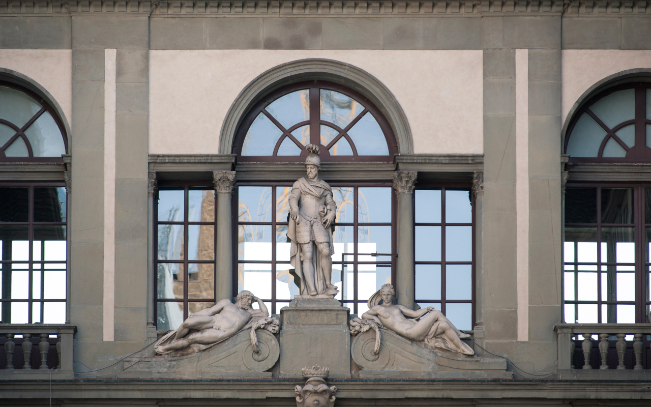 Las elegantes figuras esculpidas, testigos de siglos de arte, capturan la esencia de la antigüedad en cada detalle.