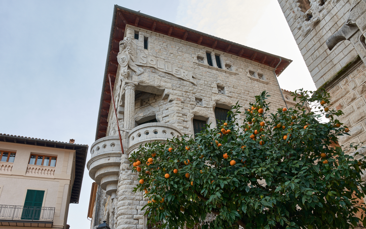 Arquitectura modernista con alma, en cada rincón del histórico Banco de Sóller.