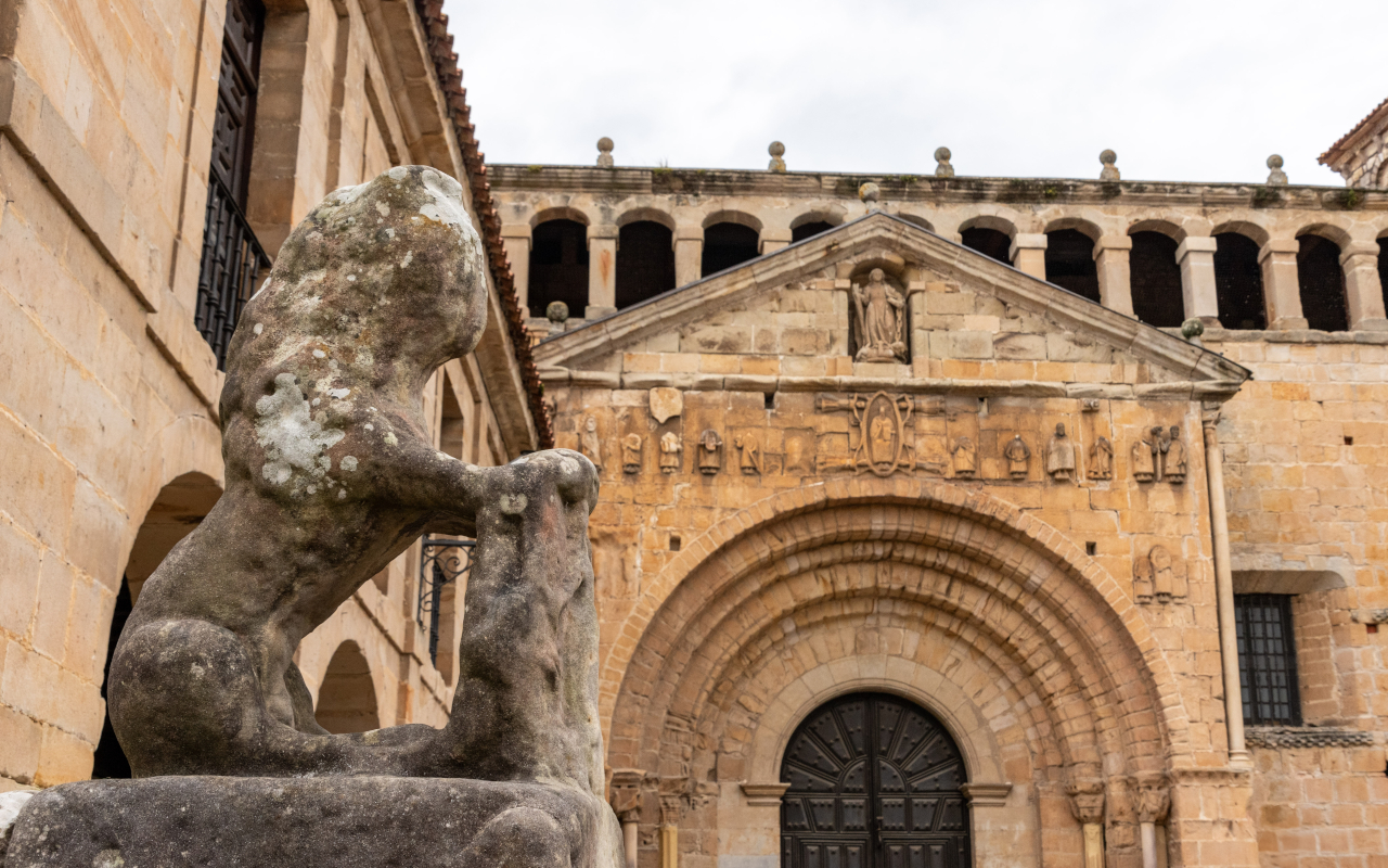 La Colegiata de Santa Juliana en su entrada principal, Cantabria
