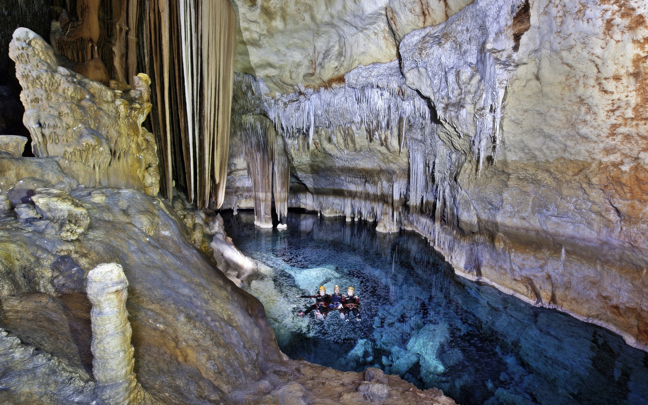 Rodeada de paisajes verdes y acantilados, la Cova de Coloms ofrece una experiencia única en la naturaleza.