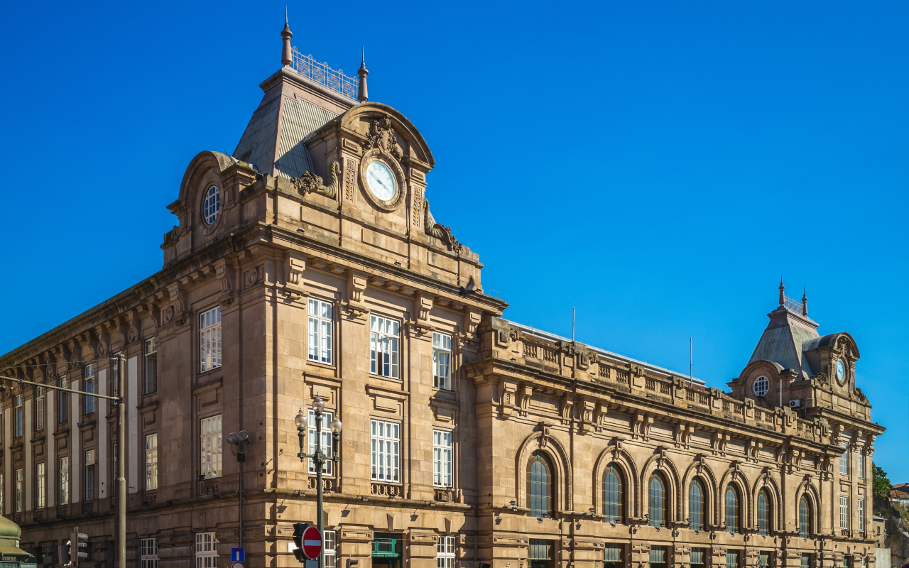 Parte exterior de la estación de São Bento en día soleado, Oporto