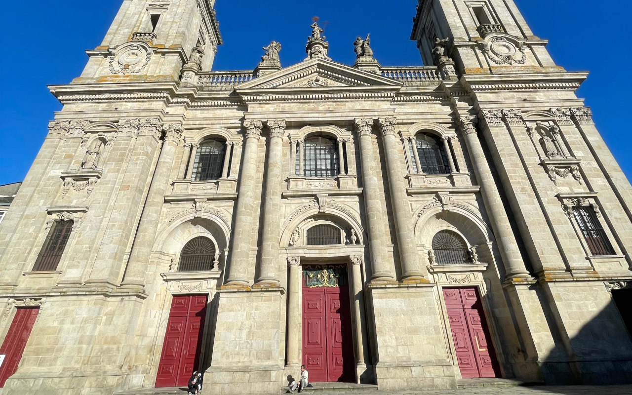 La fachada de la catedral combina elegancia románica con toques barrocos y neoclásicos.