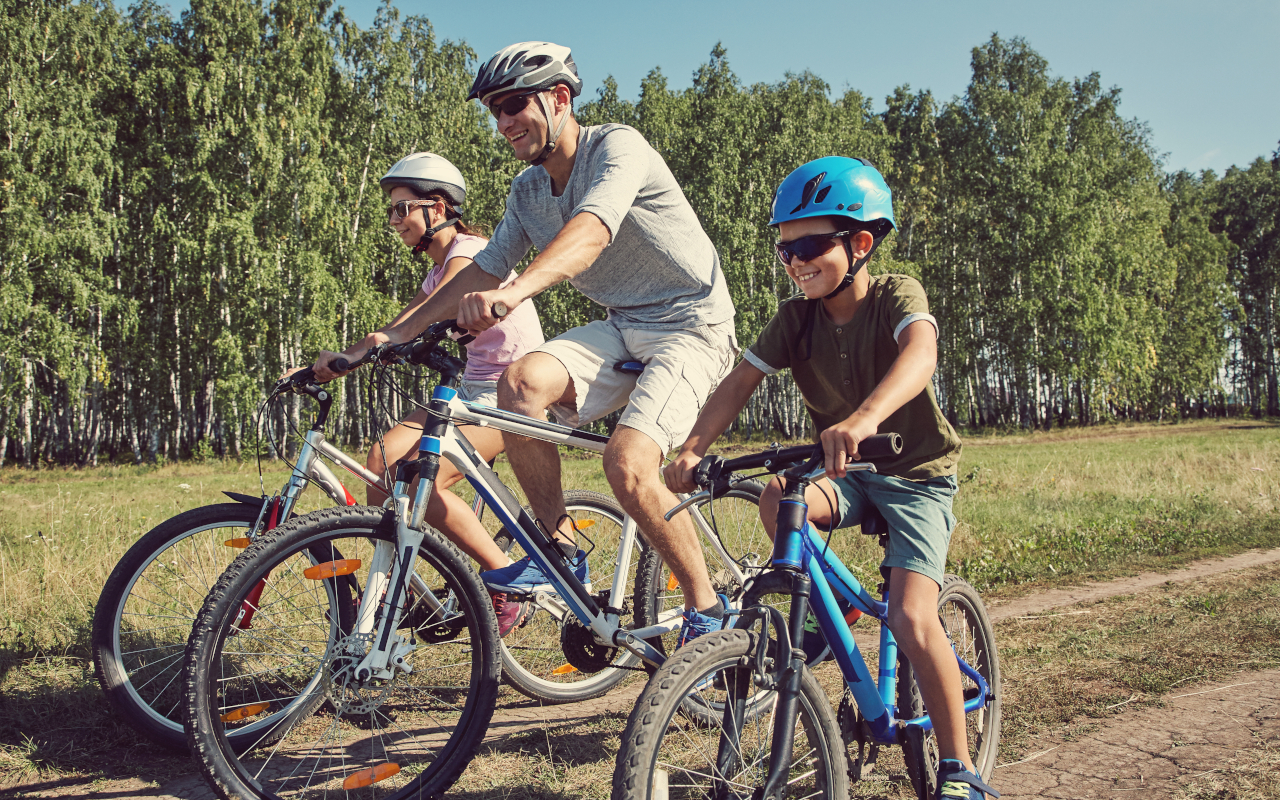 Familia pedaleando en un ruta por Cantabria en plena naturaleza.