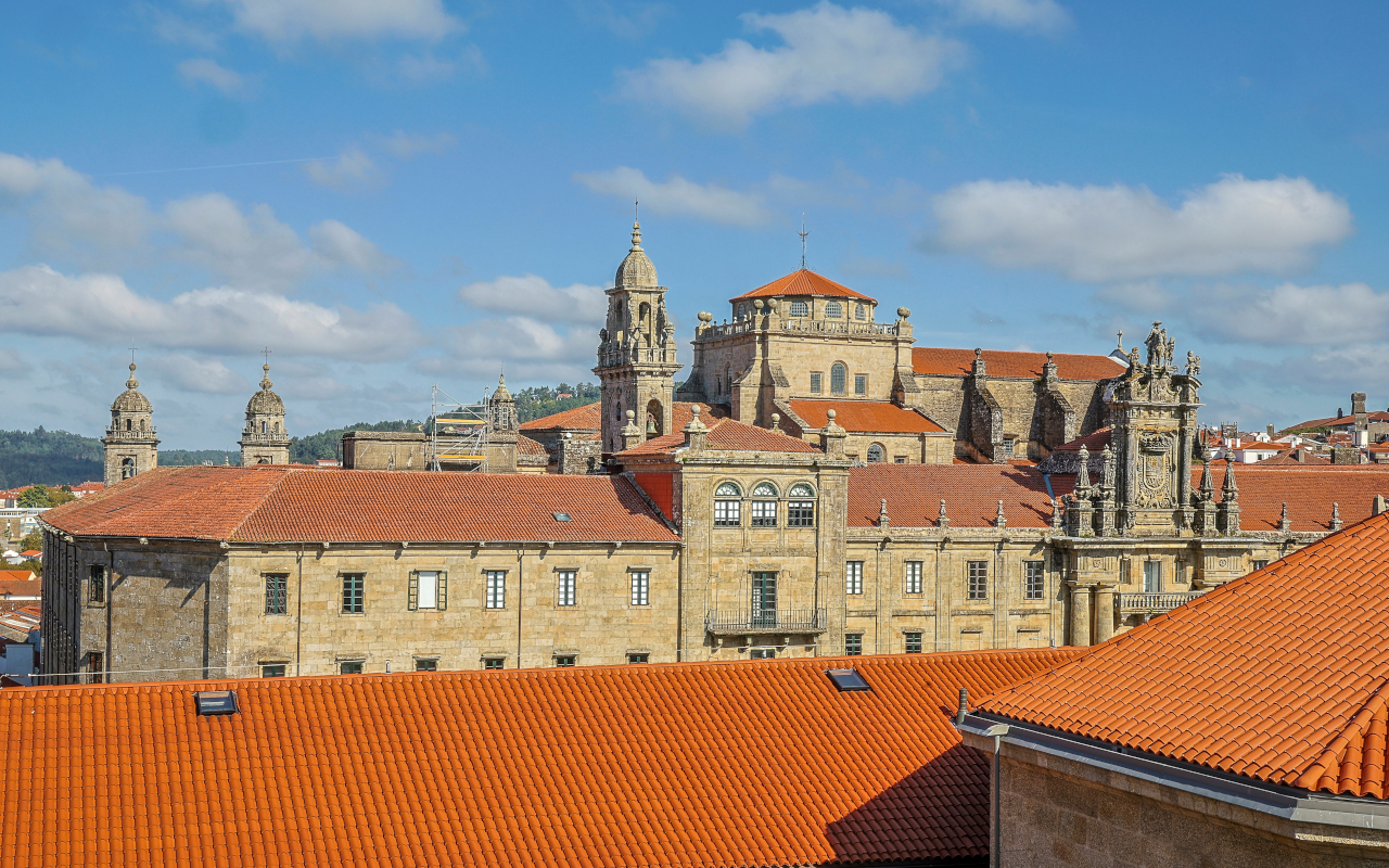 Histórico hostal dos Reis Católicos desde la catedral de Santiago de Compostela