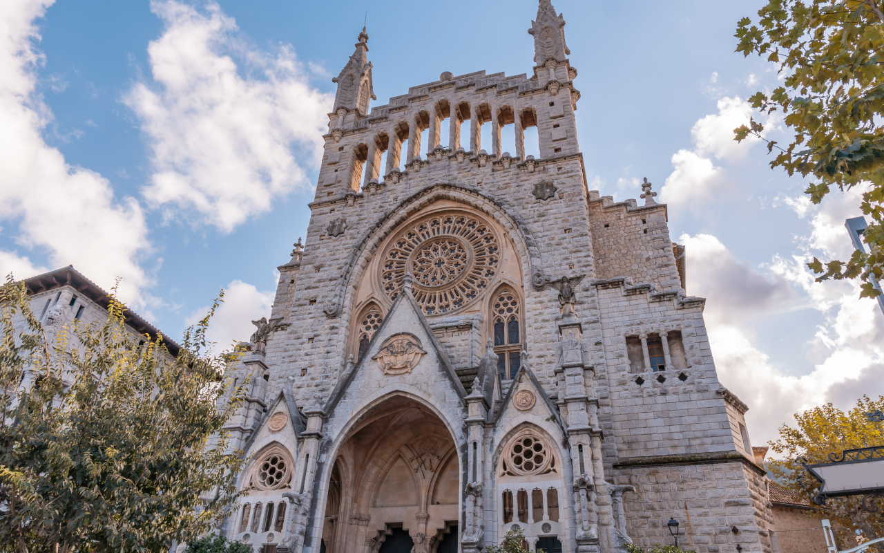 La iglesia de Sant Bartomeu, un icono imponente en el corazón del pueblo.