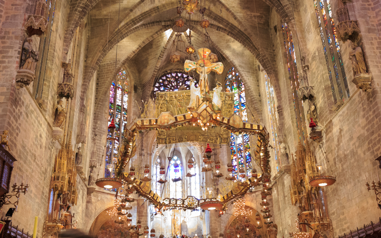 Interior de la catedral, que enamora a locales y turistas con su grandiosidad, naves y el altar mayor.