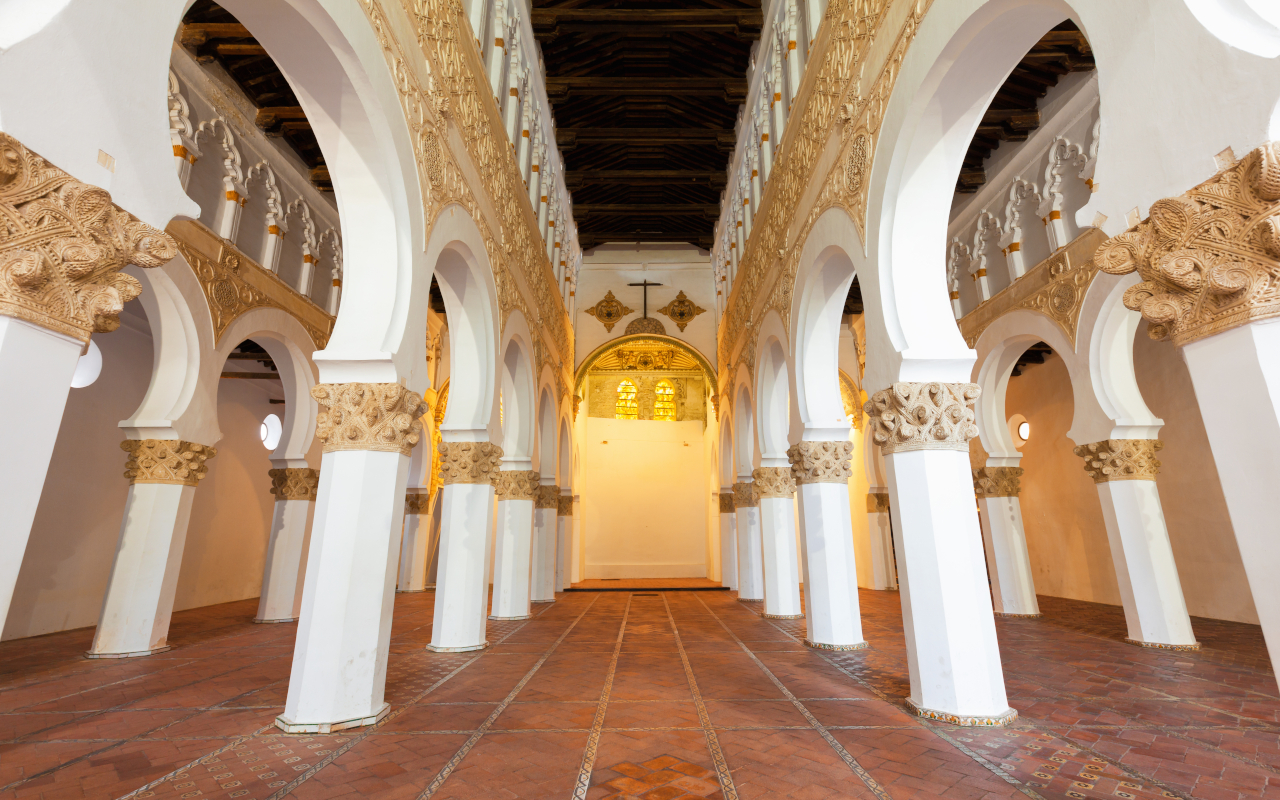 Vista interior de la Sinagoga de Santa María la Blanca en Toledo, un ejemplo impresionante de la arquitectura mudéjar.