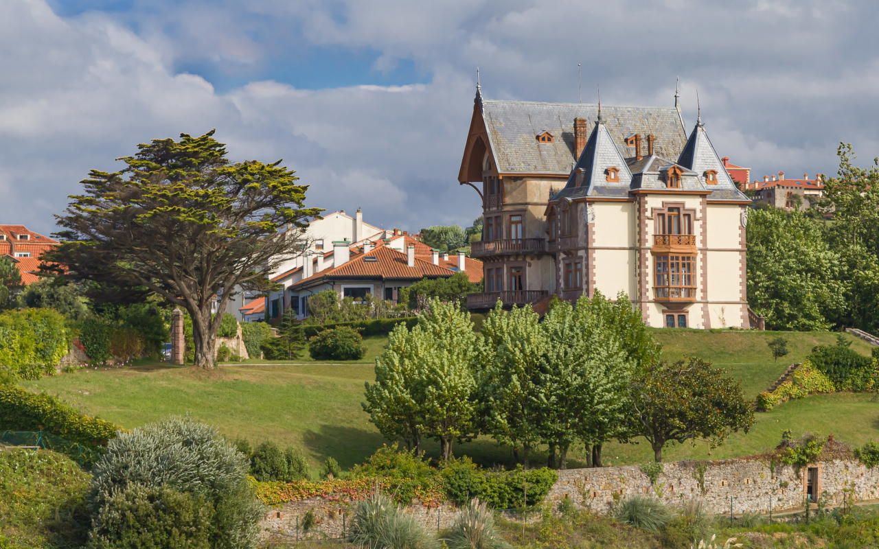 Vista lateral de la mansión del Duque de Almodóvar del Río, Comillas