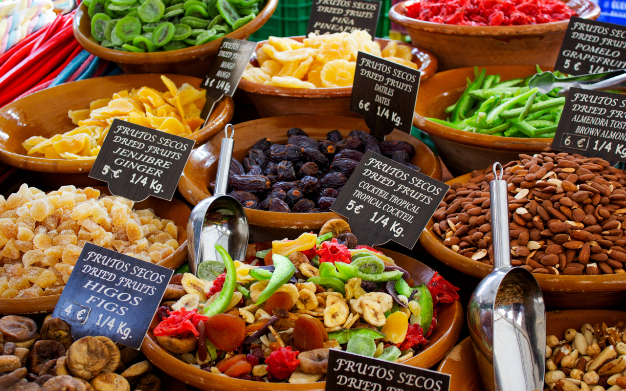 Puestos de frutas deshidratadas en el mercado de Alcudia, Mallorca