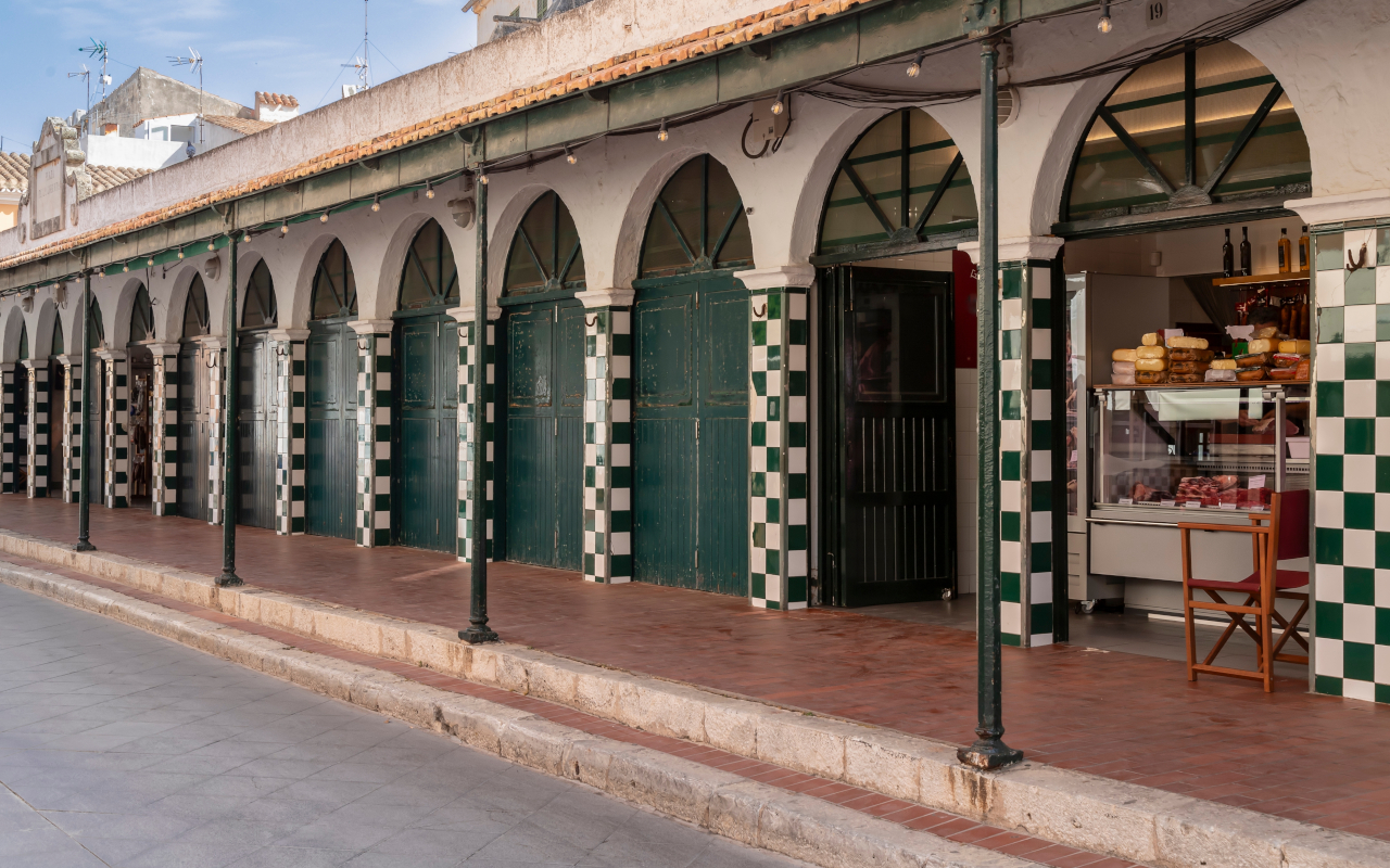 Mercado central, el lugar donde conviven productos locales, tradición gastronómica y ritmo diario de los habitantes.