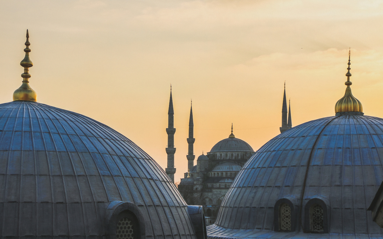 Vista de las cúpulas al atardecer de la Mezquita Azul, Estambúl