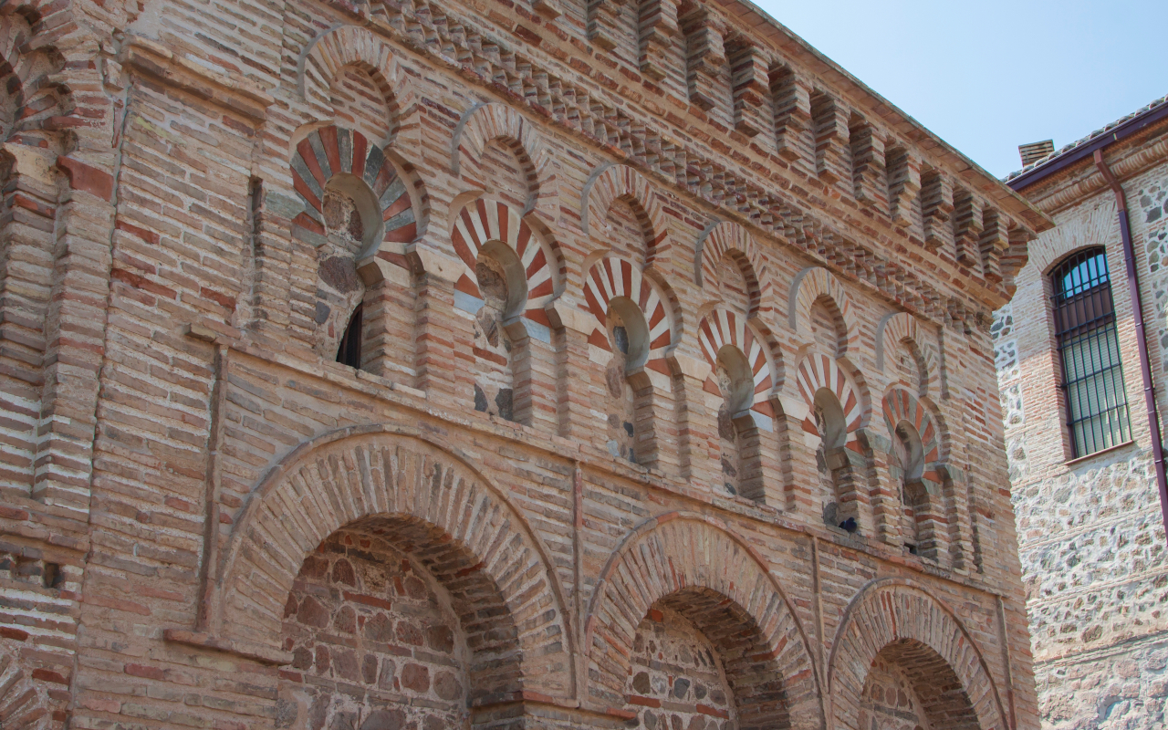 Detalle de la fachada de la Mezquita en Toledo, una estructura que combina influencias islámicas y cristianas.