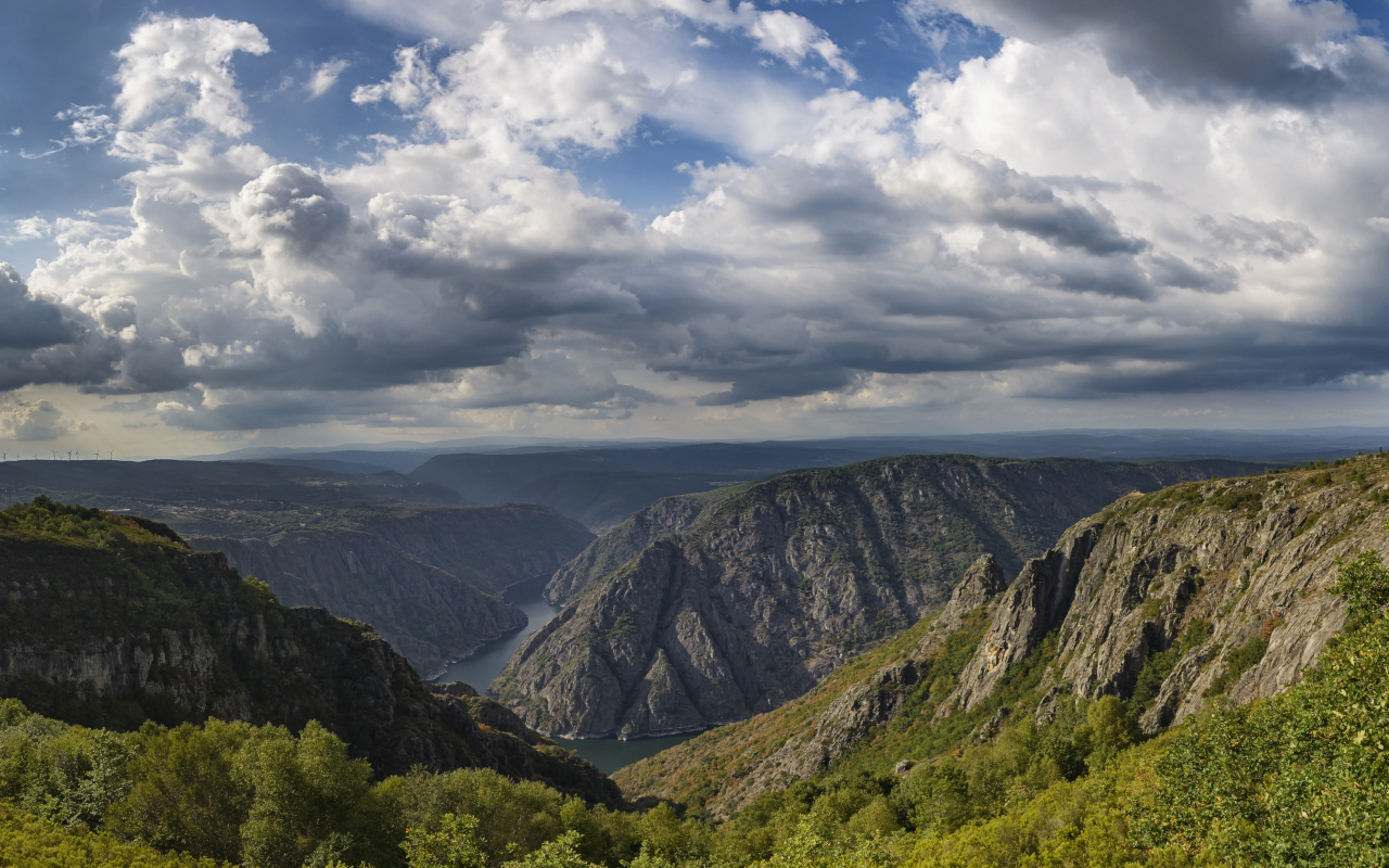 Desde el mirador de Cabezoas se contempla un paisaje sobrecogedor, donde los verdes valles y las montañas se funden con el horizonte.